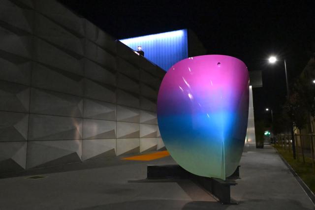 L'opera Ex-Stasis di Patrick Tuttofuoco a Brescia di notte