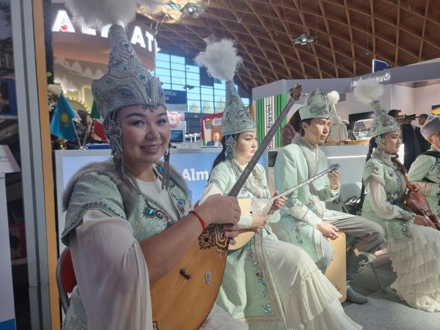 Gli artisti del gruppo musicale kazako Sazgen Sazy