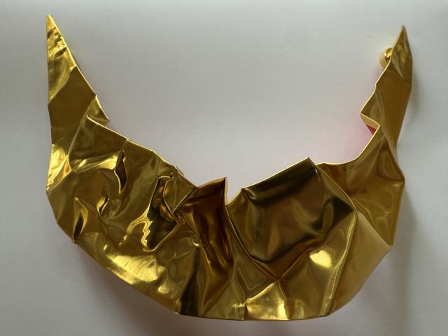 Tiziana Lorenzelli. Collier in metallo dorato fissato con ferro magnetico. 2024. Courtesy Babs Gallery, Milano 