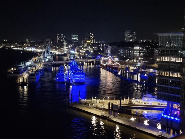 Amburgo di notte dalla terrazza dell'Elbphilharmonie