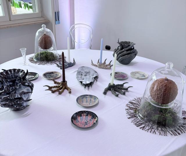 La mise en place artistica di Naomi Gilon