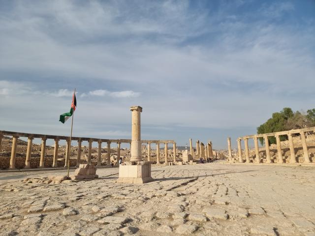 Il colonnato ellittico di Jerash con le 56 colonne