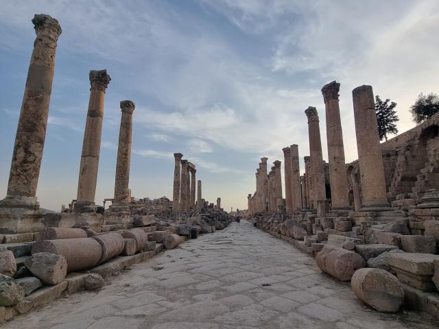 Il cardo di Jerash con il basolato