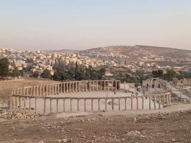 Il colonnato di Jerash visto dall'alto con le 56 colonne