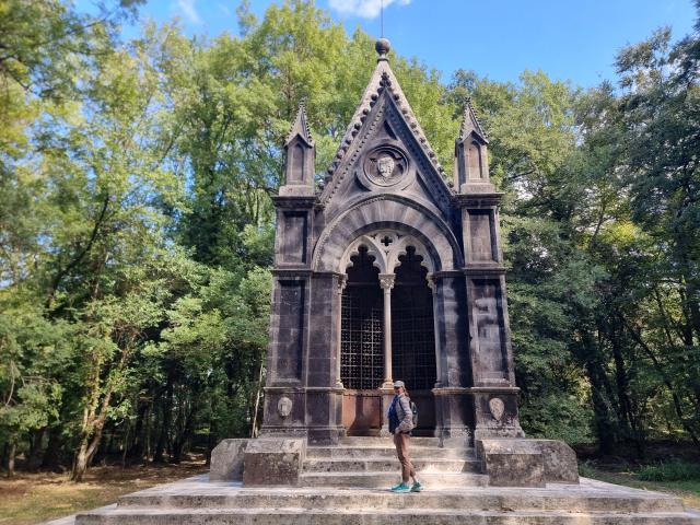 Il mausoleo Cahen nel Bosco del Sasseto