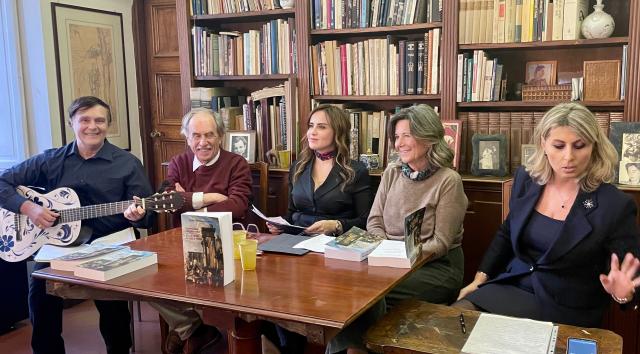 Oleg Nekhaev alla chitarra, Filippo Neri, Carlotta Ghirardini, Daria Borghese ed Elena Scammacca Del Murgo