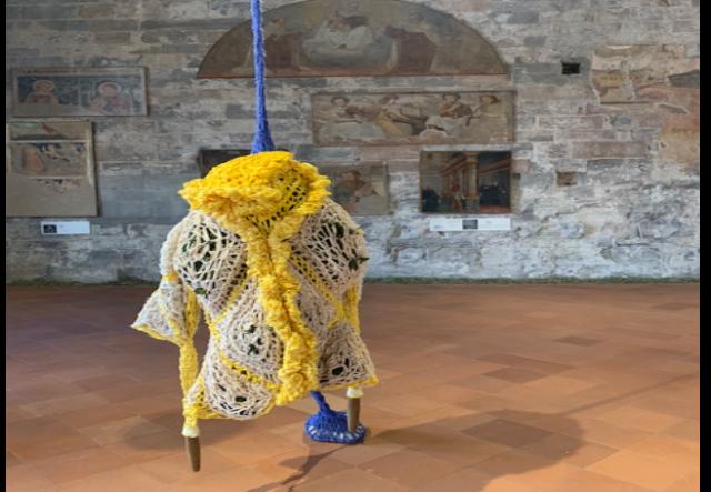 Abiti ancestrali in crochet, installazione mostra Ernesto Neto