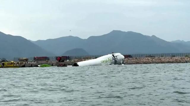 Hong Kong, aereo cargo Boeing 747-481 esce di pista durante atterraggio e si schianta contro veicolo di servizio a terra: due morti - VIDEO