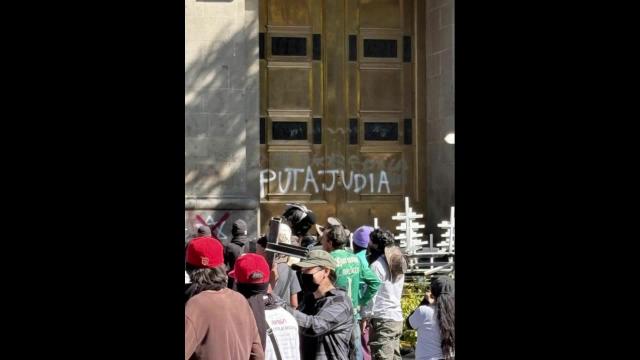 Citt&agrave; del Messico, maxi protesta GenZ contro corruzione e cartelli droga, scritta "Put*ana ebrea" contro Sheinbaum, 20 arresti - VIDEO