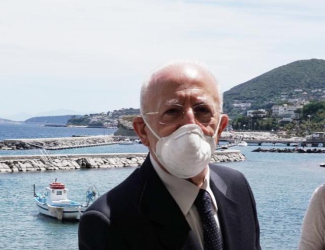 Mascherine all'aperto, De Luca fa per conto suo e allunga obbligo in Campania