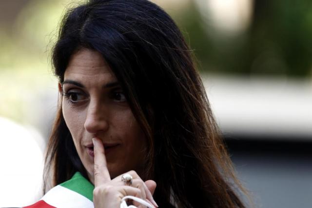 Roma, figuraccia Raggi: "Presto sgombero di CasaPound". La procura la smentisce