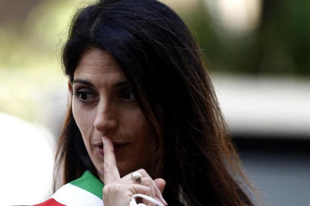 Roma, figuraccia Raggi: "Presto sgombero di CasaPound". La procura la smentisce