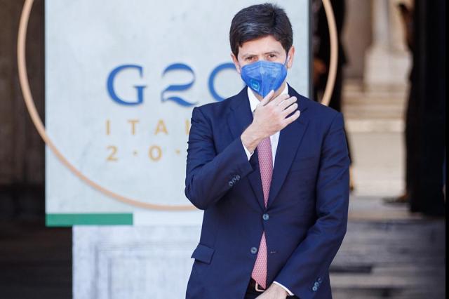 Obbligo vaccinale, Speranza getta la maschera: "Valuteremo la necessit&agrave;"