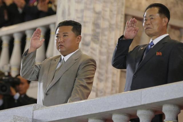 Kim Jong-un dimagritissimo alla parata per la fondazione della Corea del Nord