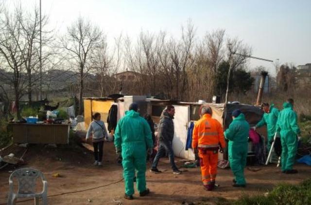 Roma, bonus ai rom per trovare una nuova casa: Gualtieri pronto a donare fino a 10 mila euro per famiglia