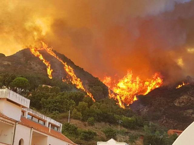 Incendi Abruzzo ultim'ora, coppia accende un fuoco per farsi un selfie