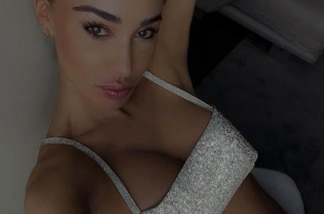 Belen incinta mostra il pancino e lancia un sondaggio su Instagram: 'boy o girl'?