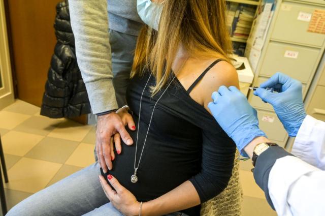 Vaccino Pfizer per virus sinciziale neonati, scienziati lanciano l'allarme: rischio di morte infantile e nascita pre-tempo