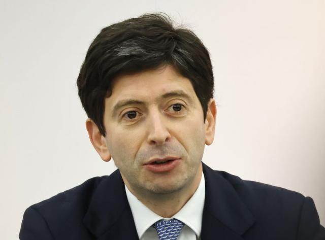 Vaccino, Speranza "Terza dose cruciale, possibile farla dopo 5 mesi"