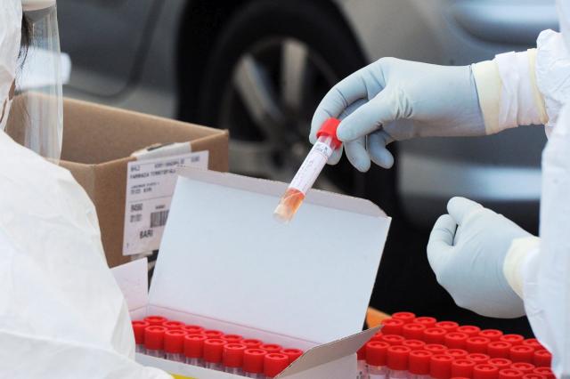 Primo caso in Italia di variante omicron, &egrave; di un paziente campano