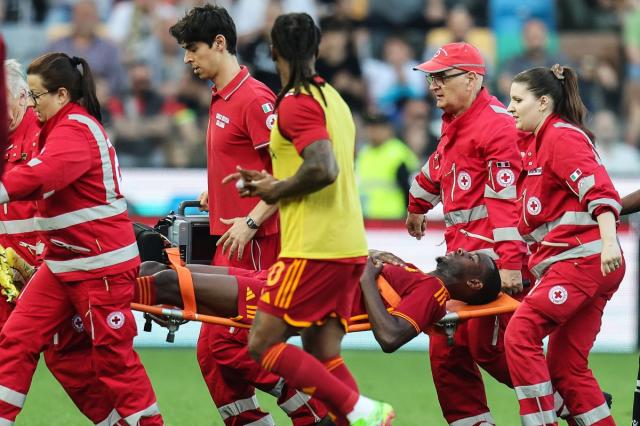 N'Dicka, trauma toracico con pneumotorace in Udinese-Roma, che cos'&egrave;: "Aumento pressione polmonare e gabbia piena d&rsquo;aria"