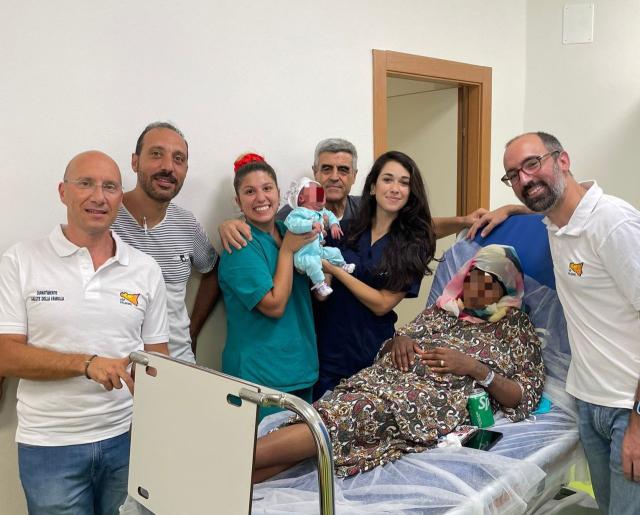 Migrante partorisce sul barcone, soccorsa insieme alla bimba a Lampedusa