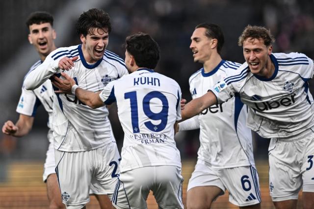 Il Como vince anche a Pisa e continua a sognare l'Europa