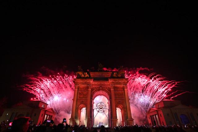Mattarella in tram, poesia, musica e grandi star: parte Milano-Cortina