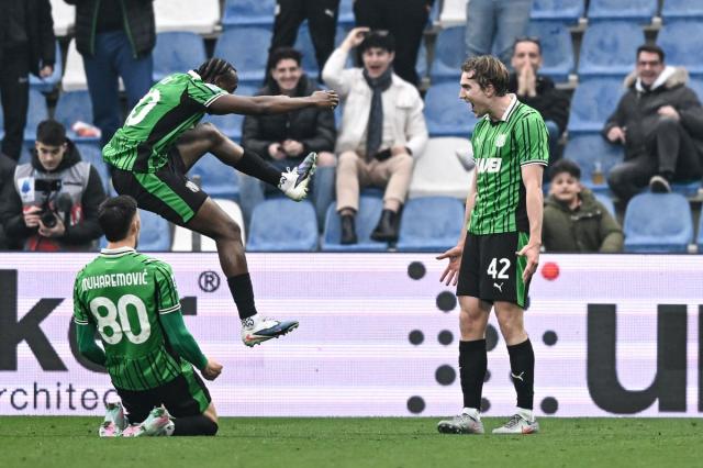 Impresa Sassuolo, resta in dieci ma batte 2-1 l'Atalanta