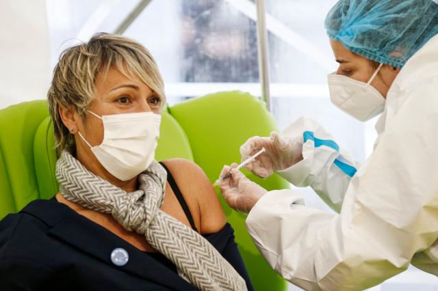 Vaccino Covid, terza dose agli over 40 al via da oggi