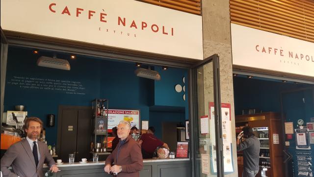 Caff&egrave; Napoli, un treno in corsa pronto a ripartire