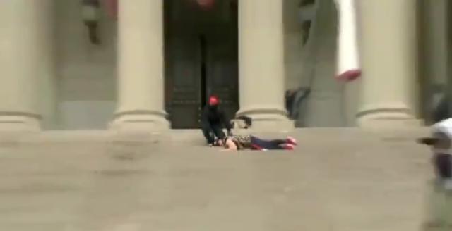 Manifestanti Capital Hill inscenano morte George Floyd