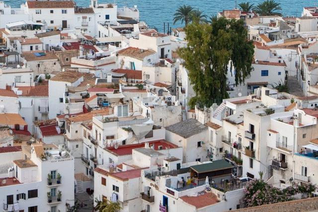 Covid, vietate riunioni tra non conviventi a Ibiza e Maiorca