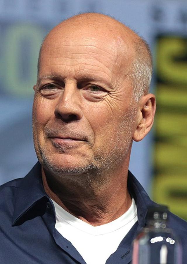 Bruce Willis in farmacia senza mascherina: "Mi scuso"