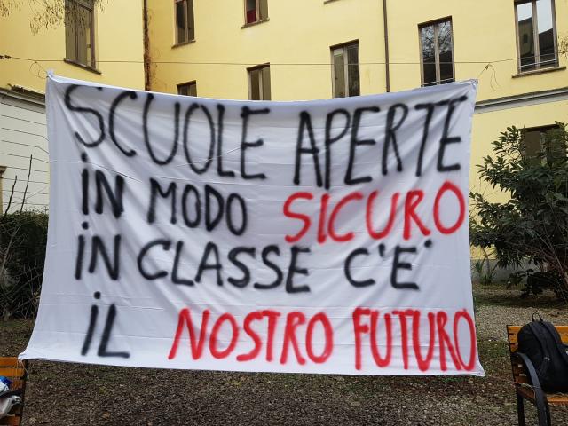 Scuola, manifestazione al Liceo Classico Tito Livio, gli studenti:&nbsp;"In classe c'&egrave; il nostro futuro"