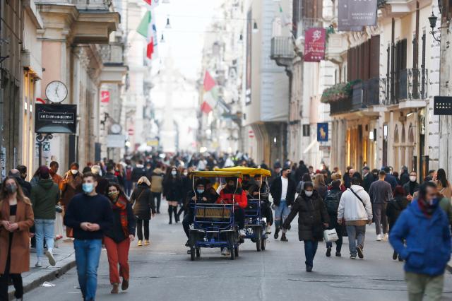 Covid Italia, da luned&igrave; quasi tutta gialla. 5 regioni arancioni. Rimane divieto di spostamento tra regioni