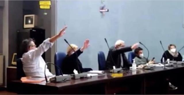 Video saluto romano durante consiglio comunale di Cogoleto 