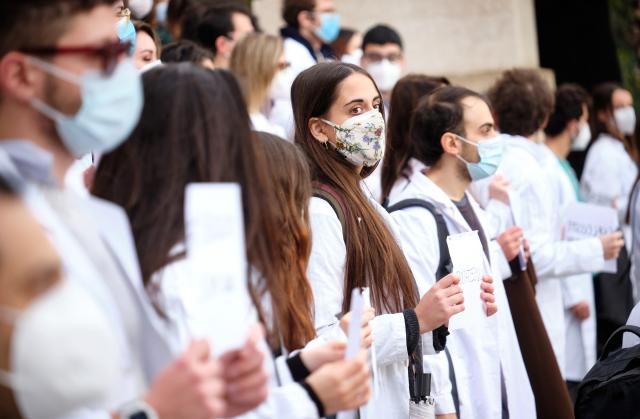 Vaccino Covid, medici: "Non faremo quello di AstraZeneca, ma solo il Pfizer"