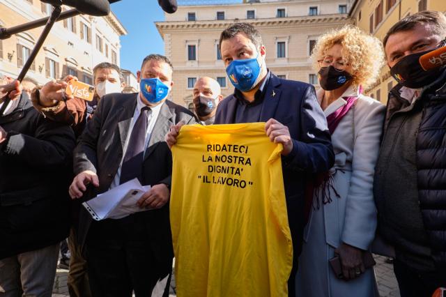 Covid, Salvini contro i medici sempre in tv