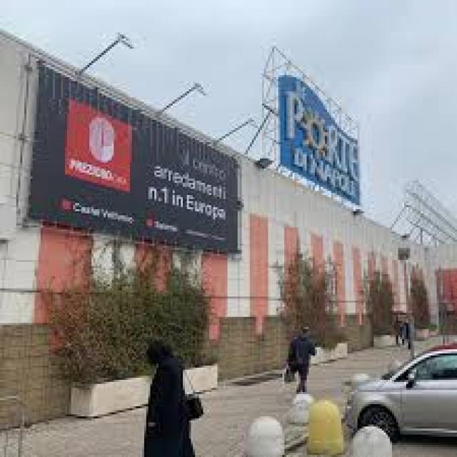 Cadavere semibruciato rinvenuto in un centro commerciale ad Afragola