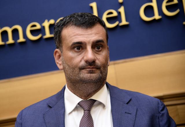 Antonio Decaro chiede di rendere la mascherina obbligatoria all'aperto