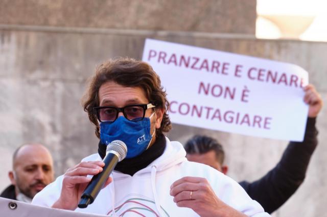 Sanremo 2021, protesta ristoratori fuori dall'Ariston