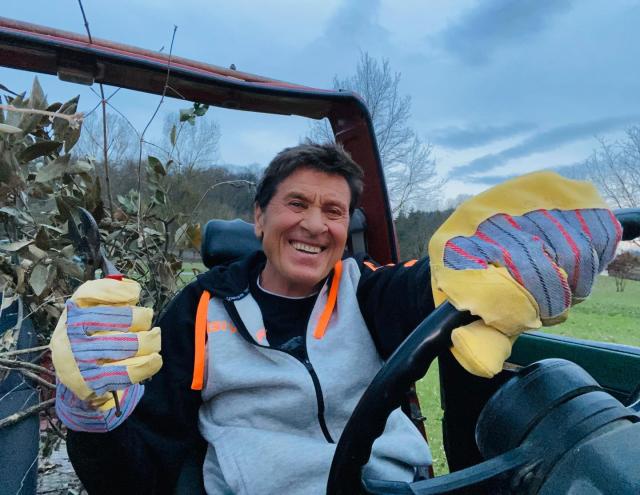 Gianni Morandi ricoverato d'urgenza