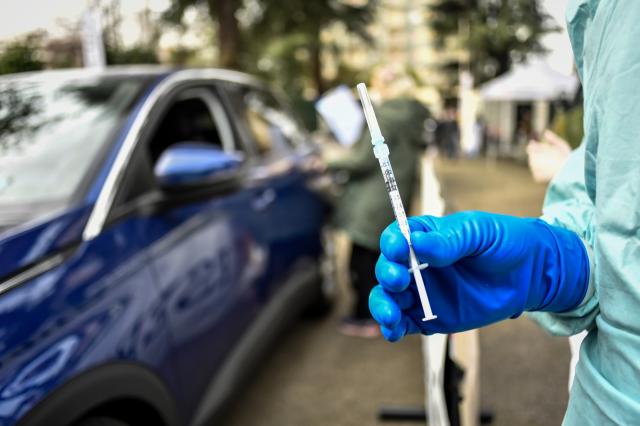 Covid Lombardia, partono vaccinazioni in auto