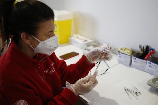 Vaccinazione Covid, contro gli sprechi arriva l'idea della "lista delle riserve"