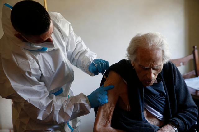 Vaccino AstraZeneca, Oms: "Continuare"