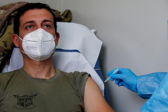 Vaccino AstraZeneca: l'Ema verso l'ok: ma &egrave; scontro Ue-Gb sull'export