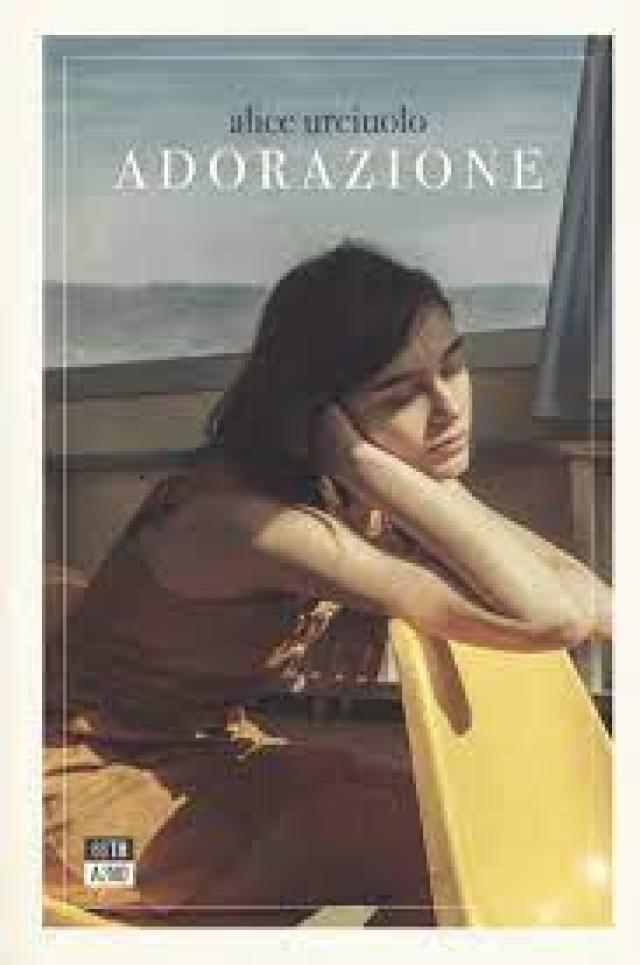 L' adolescenza tra "Adorazione" e violenza,  Alice Urciuolo racconta il romanzo finalista al Premio Strega
