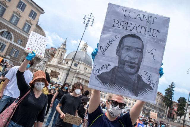 Usa: "George Floyd morto per asfissia, non per overdose"
