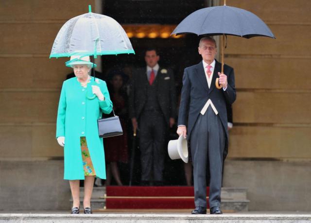 Morto il principe Filippo, aveva 99 anni: la regina Elisabetta in lacrime